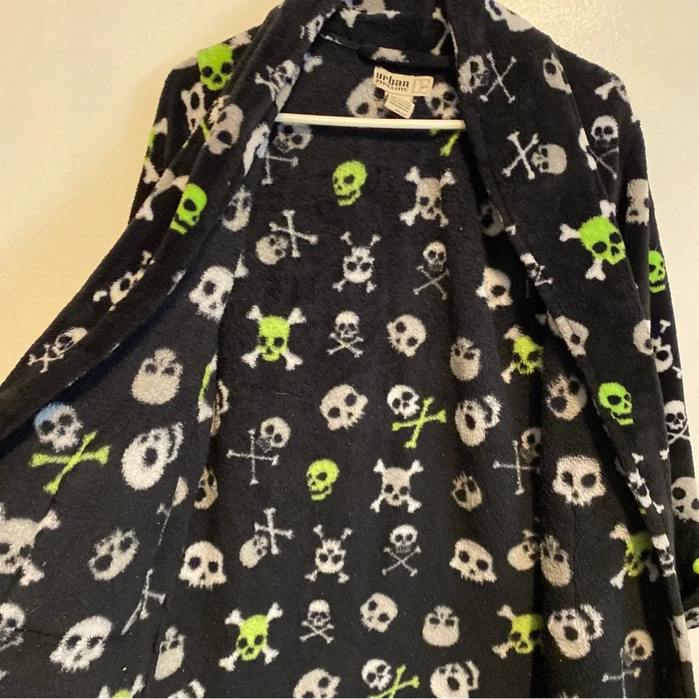 Urban‎ Pipeline Skull Print Robe Girls Size L 12-14 Has No Tie Strap